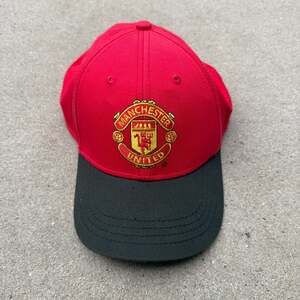 Manchester United Official Merchandise Junior Snapback Cap Red and Black